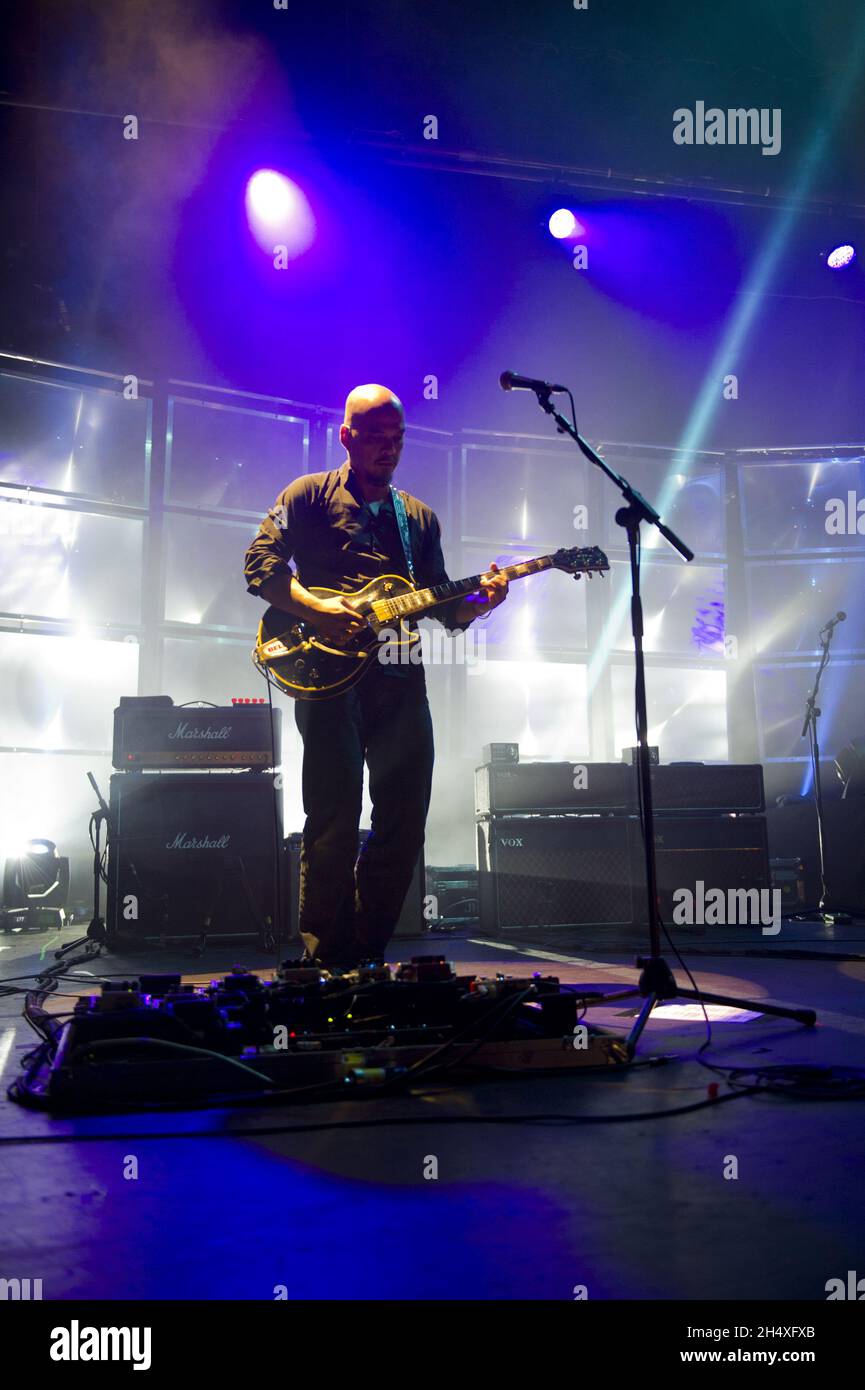 Joey Santiago of the Pixies si esibisce sul palco al Manchester Apollo di Manchester. Foto Stock