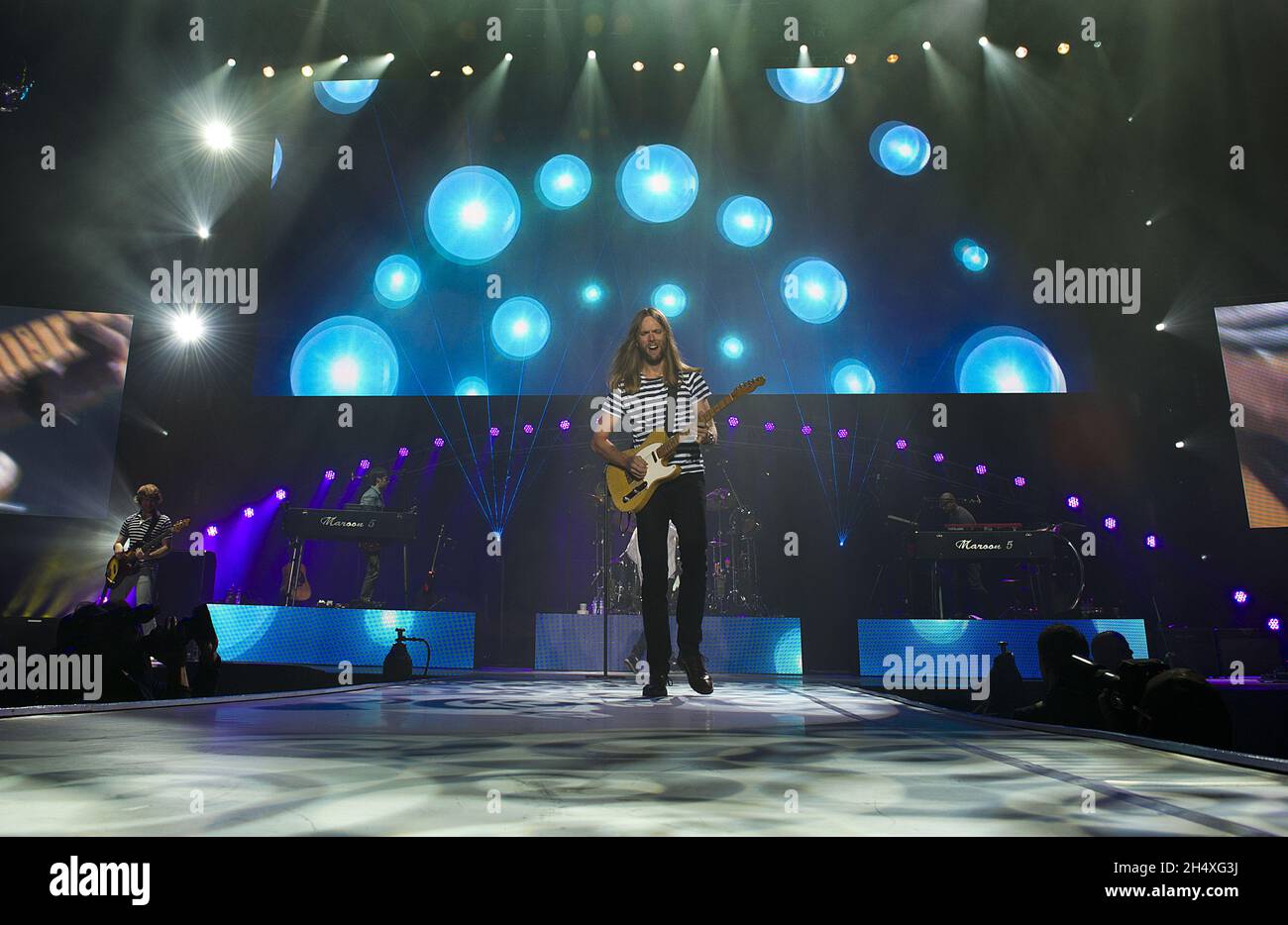 James Valentine di Maroon 5 si esibisce dal vivo la prima notte del tour britannico alla LG Arena di Birmingham Foto Stock