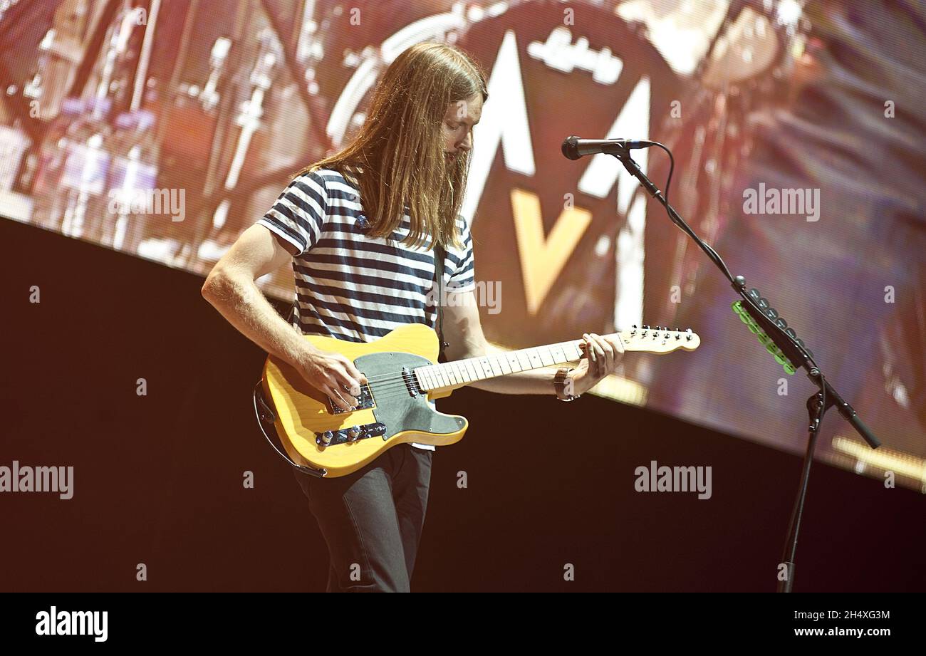 James Valentine di Maroon 5 si esibisce dal vivo la prima notte del tour britannico alla LG Arena di Birmingham Foto Stock