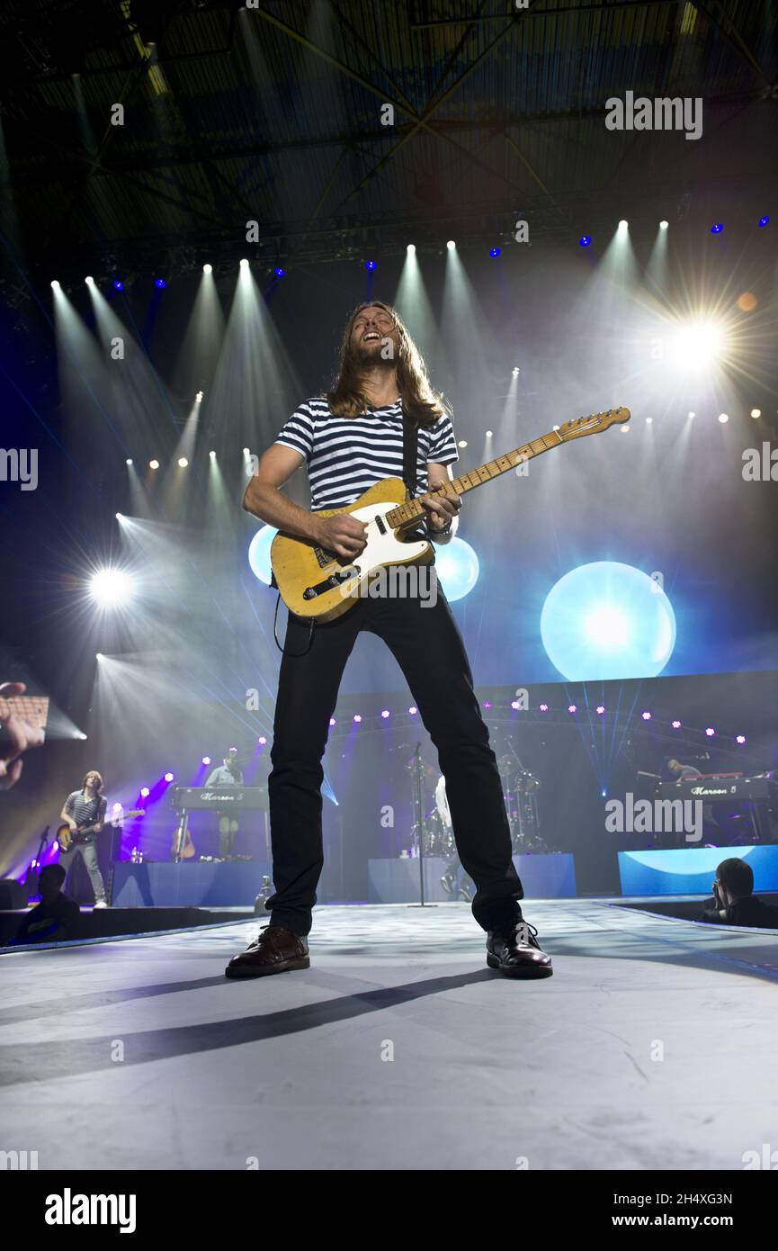 James Valentine di Maroon 5 si esibisce dal vivo la prima notte del tour britannico alla LG Arena di Birmingham Foto Stock