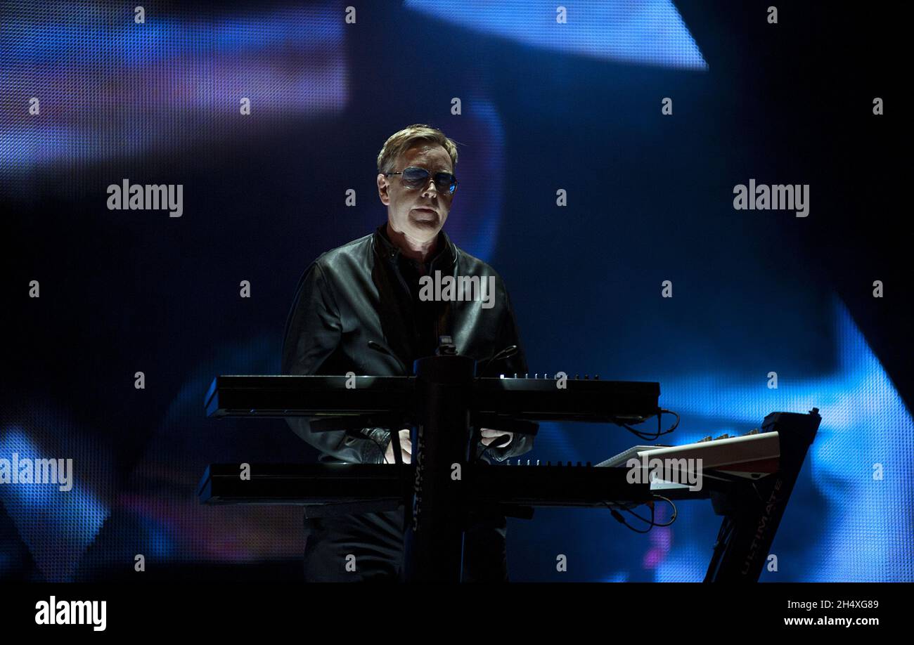 Andy Fletcher della Depeche Mode si esibisce dal vivo sul palco alla LG Arena di Birmingham Foto Stock