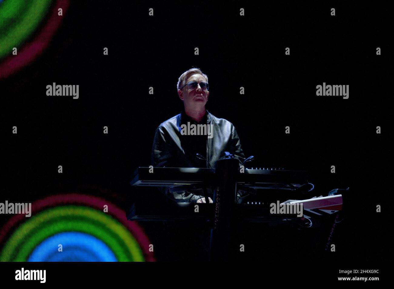 Andy Fletcher della Depeche Mode si esibisce dal vivo sul palco alla LG Arena di Birmingham Foto Stock