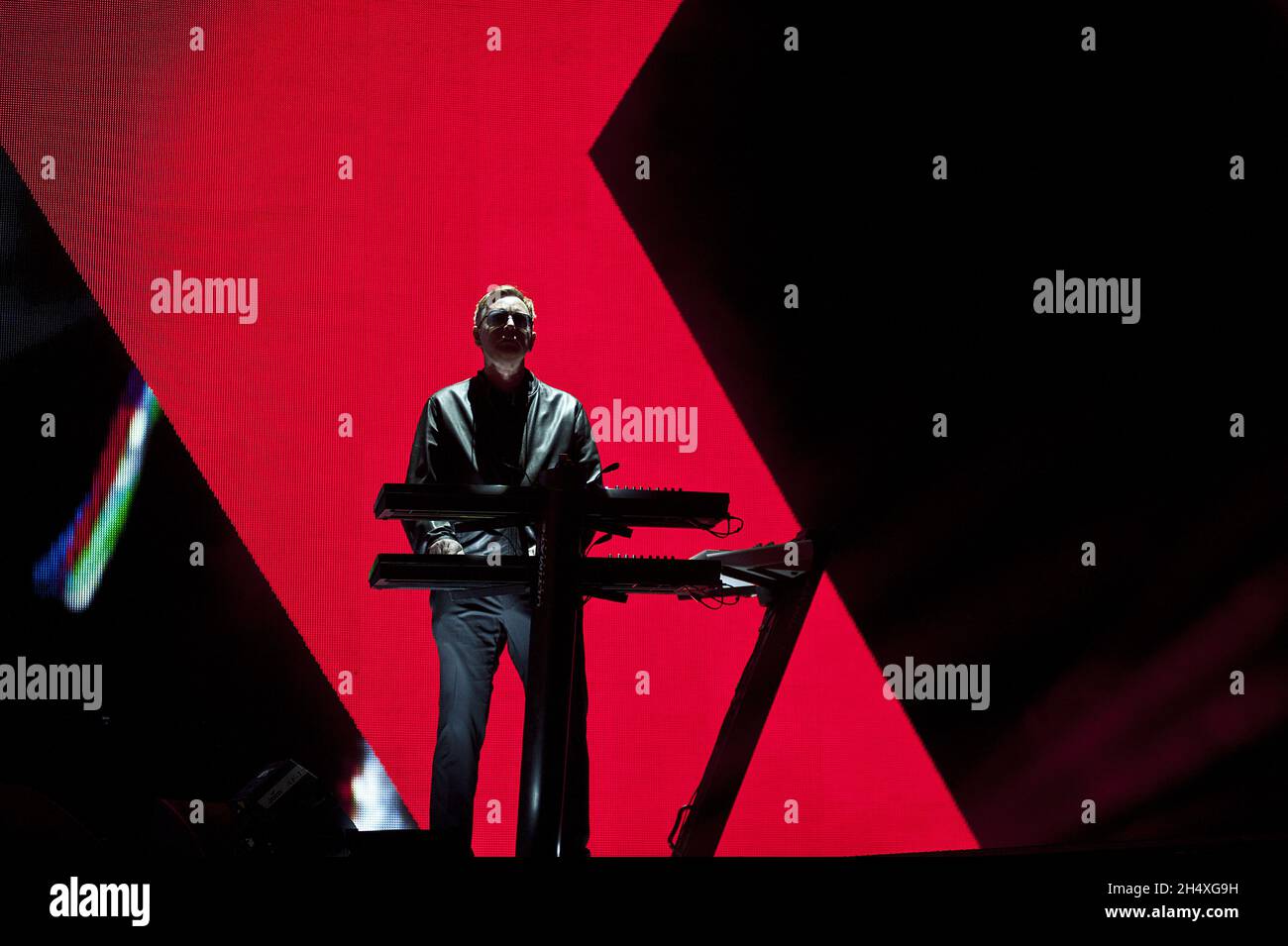 Andy Fletcher della Depeche Mode si esibisce dal vivo sul palco alla LG Arena di Birmingham Foto Stock