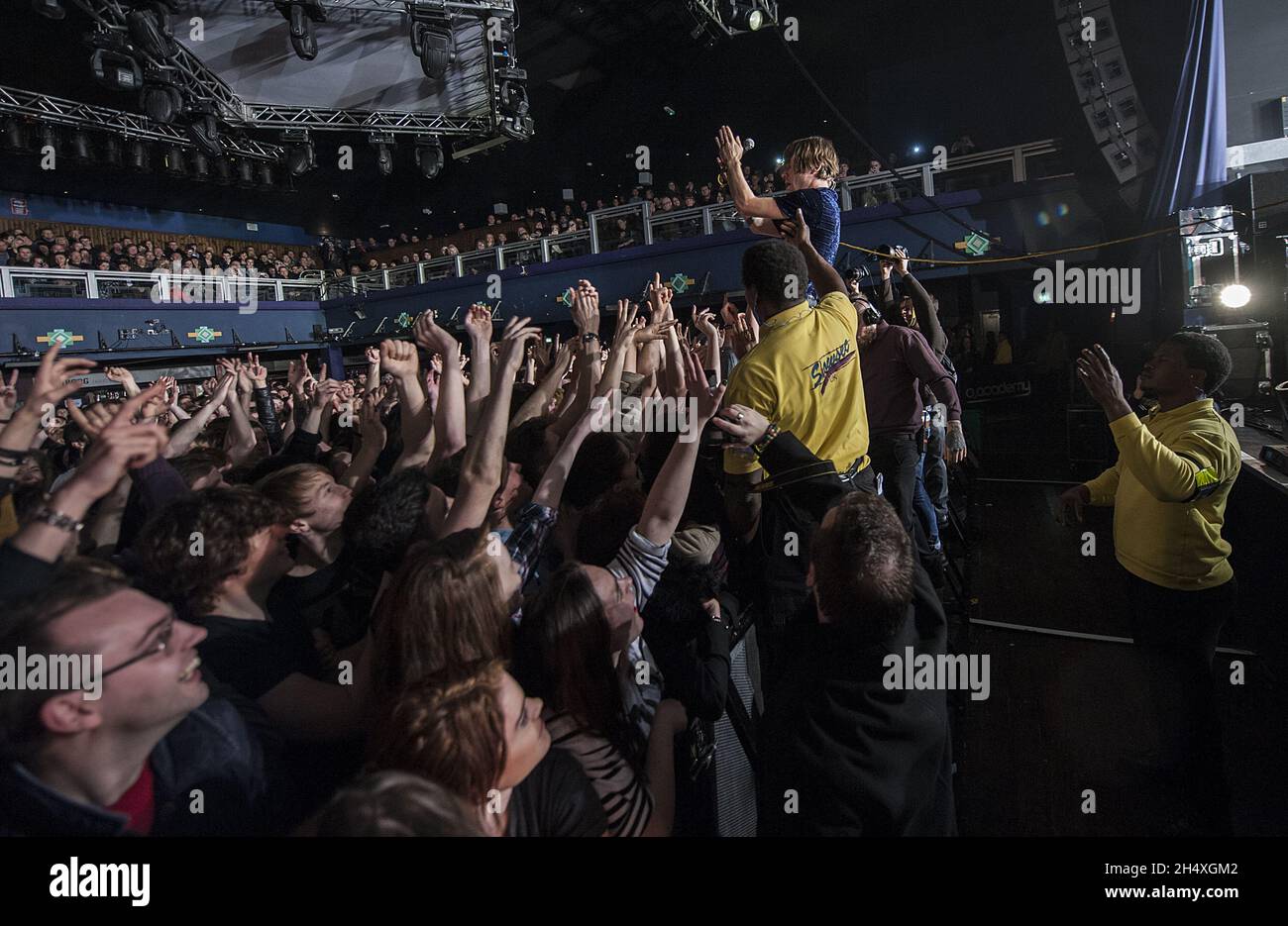 Matthew Shultz di Cage l'elefante vive sul palco l'11 febbraio 2014 all'Accademia 02 - Birmingham Foto Stock