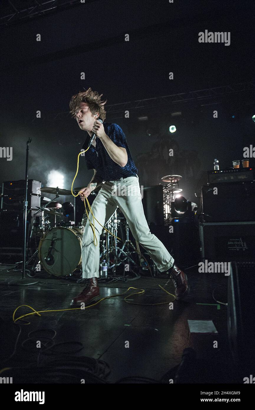 Matthew Shultz di Cage l'elefante vive sul palco l'11 febbraio 2014 all'Accademia 02 - Birmingham Foto Stock