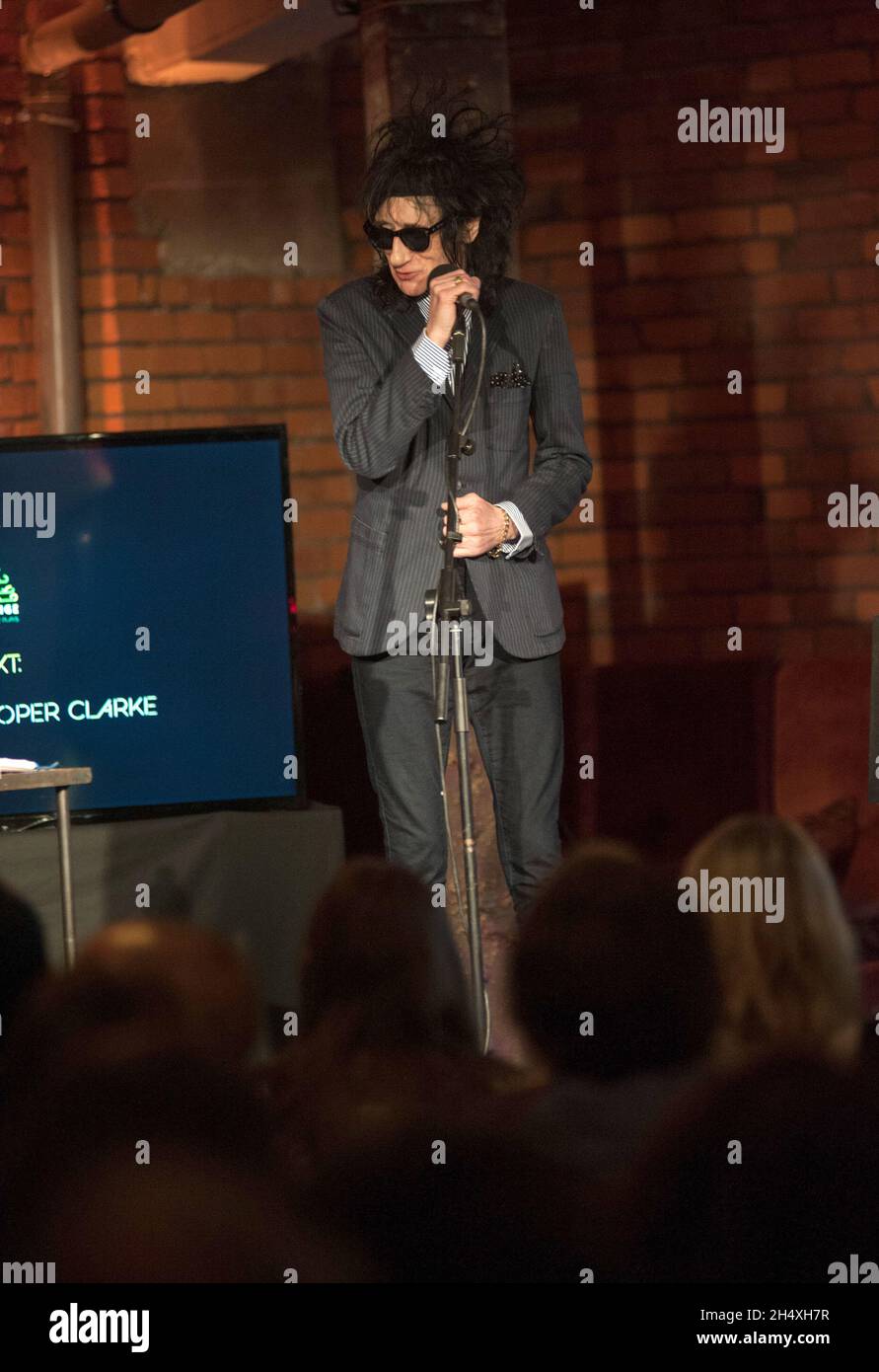 John Cooper Clarke si esibisce al Music 6 Festival di Manchester. Foto Stock