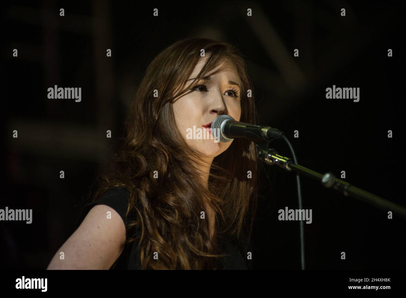 Adele Emmas of Bird si esibisce dal vivo sul palco durante il BBC 6Music Festival di Manchester Foto Stock