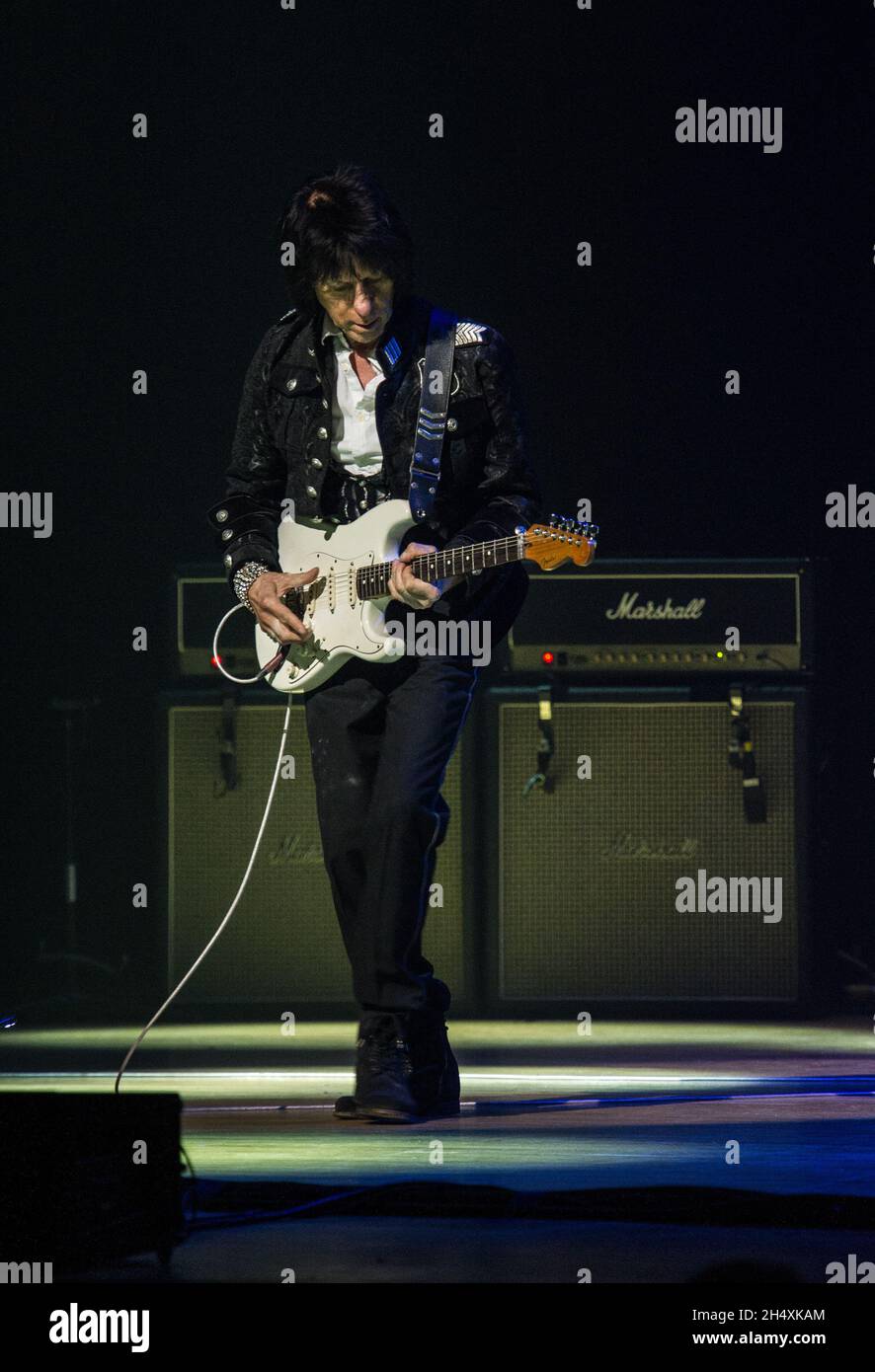 Jeff Beck vive sul palco presso la Symphony Hall di Birmingham. Foto Stock