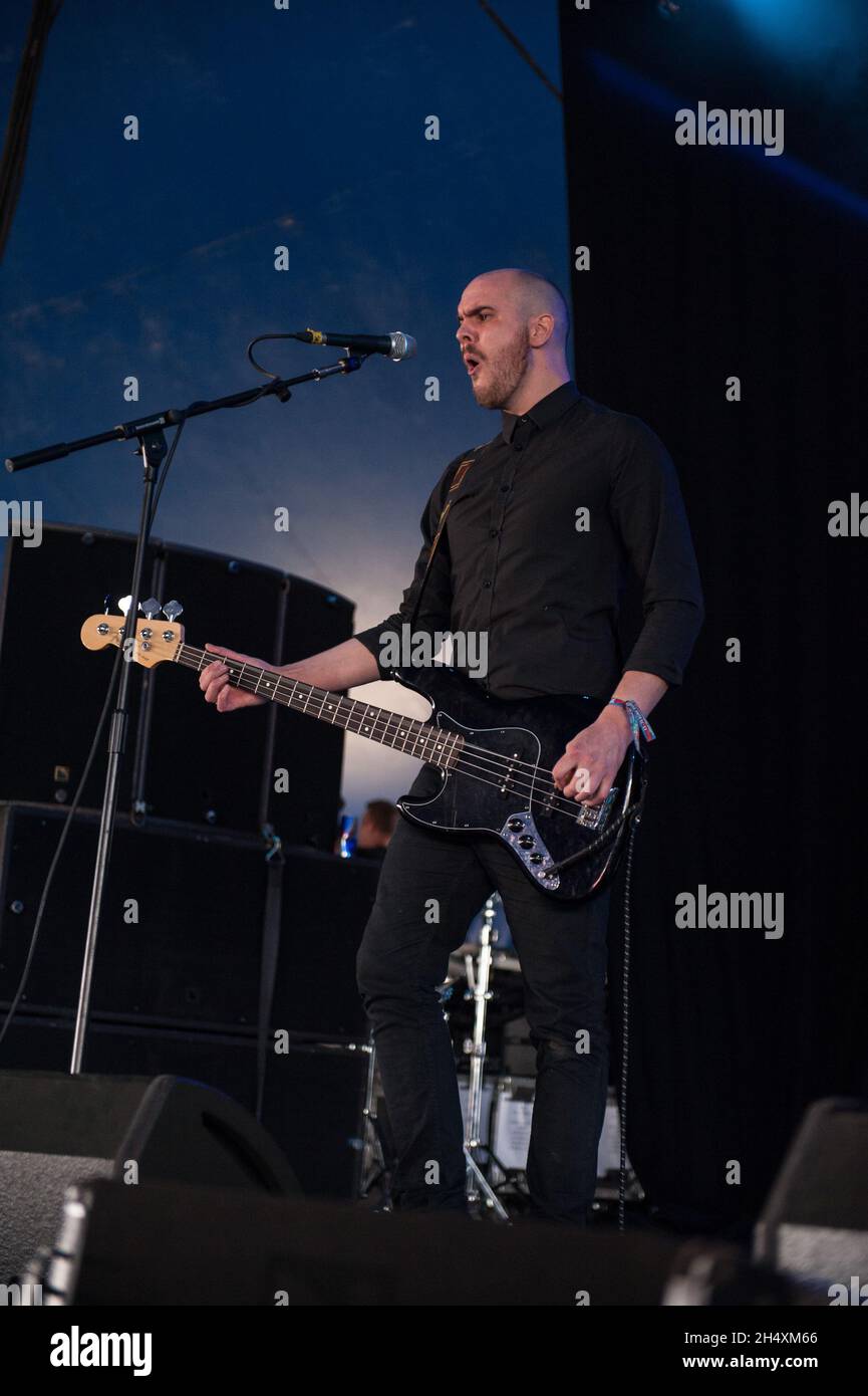 Adam Burton of Arcane Roots vive sul palco il giorno 2 al Download Festival il 14 giugno 2014 - Donington Park Foto Stock