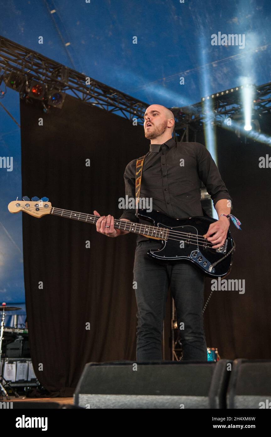 Adam Burton of Arcane Roots vive sul palco il giorno 2 al Download Festival il 14 giugno 2014 - Donington Park Foto Stock