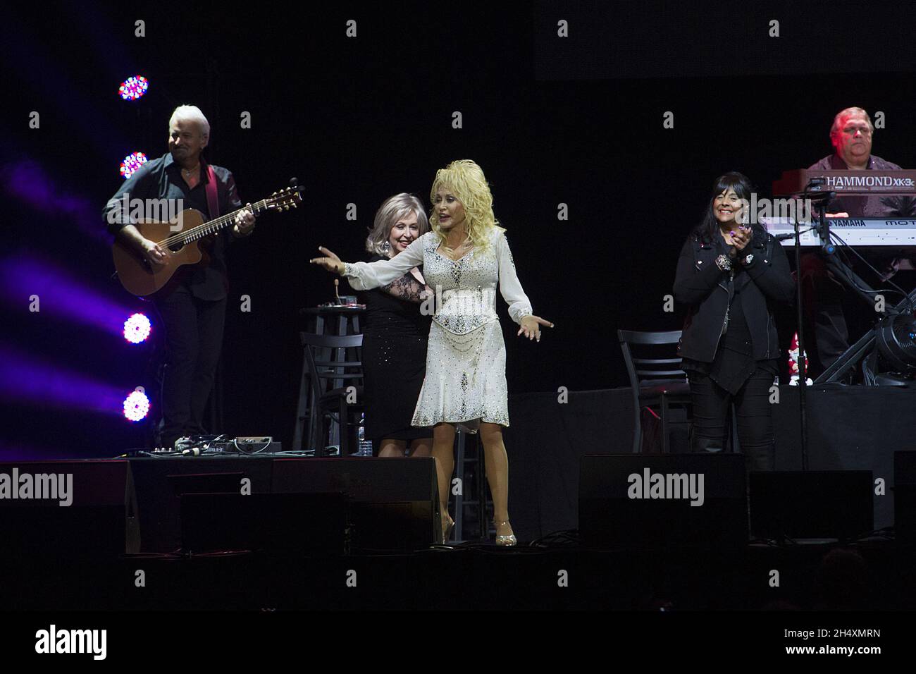 Dolly Parton vive sul palco alla LG Arena di Birmingham. Foto Stock