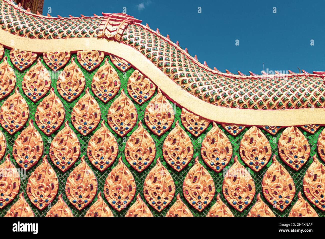 Primo piano di un bel tetto del tempio a T con lavori architettonici colorati Foto Stock