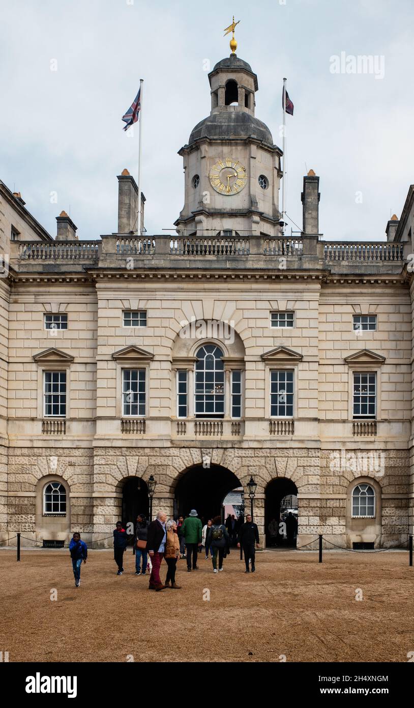 I turisti che passano attraverso l'arco dalla Parata degli Orseguards a Whitehall, Londra, Inghilterra Foto Stock