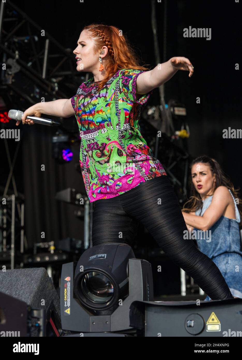 Katy B vive sul palco il giorno 1 del festival Global Gathering il 25 luglio 2014 al Global Gathering di Long Marston Airfield - Stratfrod upon Avon Foto Stock