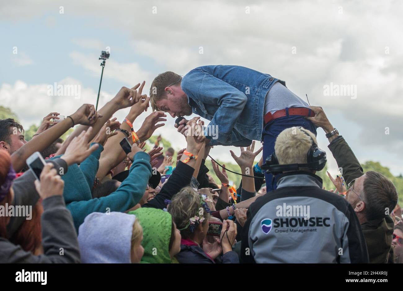 Ricky Wilson of Kaiser Chiefs vive sul palco il giorno 2 del V Festival il 17 agosto 2014 al Weston Park, Staffordshire Foto Stock