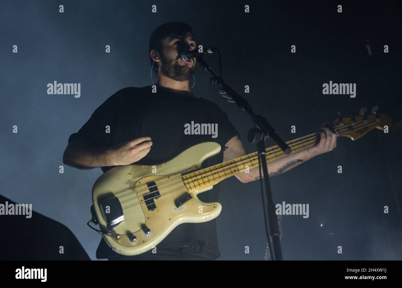 Ross MacDonald del 1975 live sul palco lunedì 29 settembre presso la Civic Hall di Wolverhampton Foto Stock