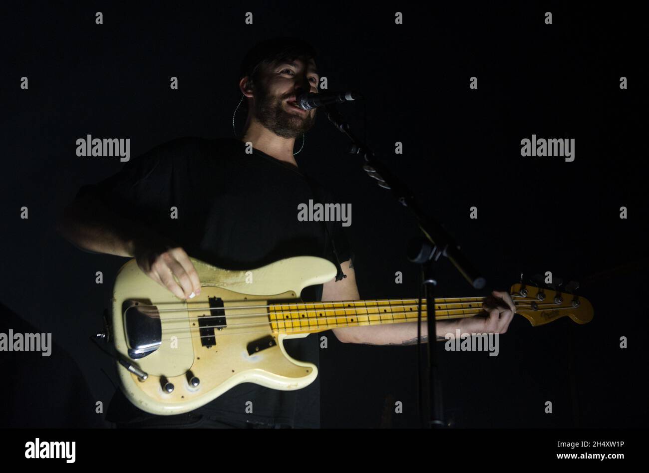 Ross MacDonald del 1975 live sul palco lunedì 29 settembre presso la Civic Hall di Wolverhampton Foto Stock