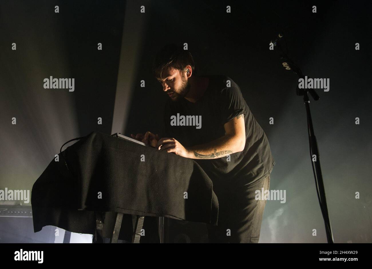 Ross MacDonald del 1975 live sul palco lunedì 29 settembre presso la Civic Hall di Wolverhampton Foto Stock