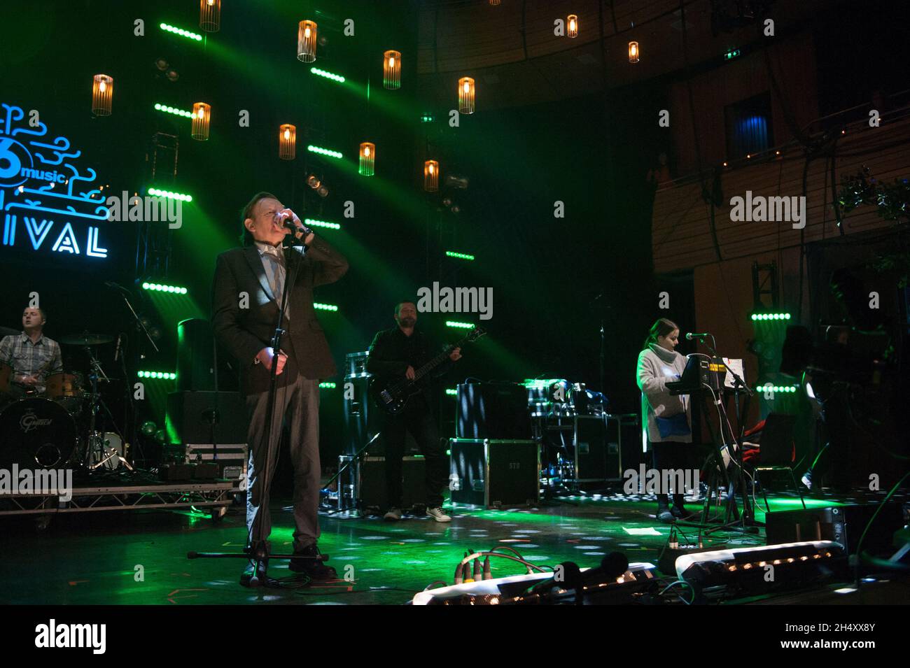 Mark E. Smith of the Fall live on stage il giorno 2 alle 6 Music Festival il 21 febbraio 2015 a Sage Gateshead, Newcastle upon Tyne, Regno Unito Foto Stock