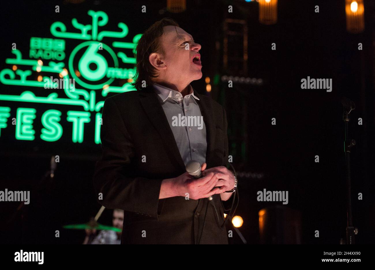 Mark E. Smith of the Fall live on stage il giorno 2 alle 6 Music Festival il 21 febbraio 2015 a Sage Gateshead, Newcastle upon Tyne, Regno Unito Foto Stock