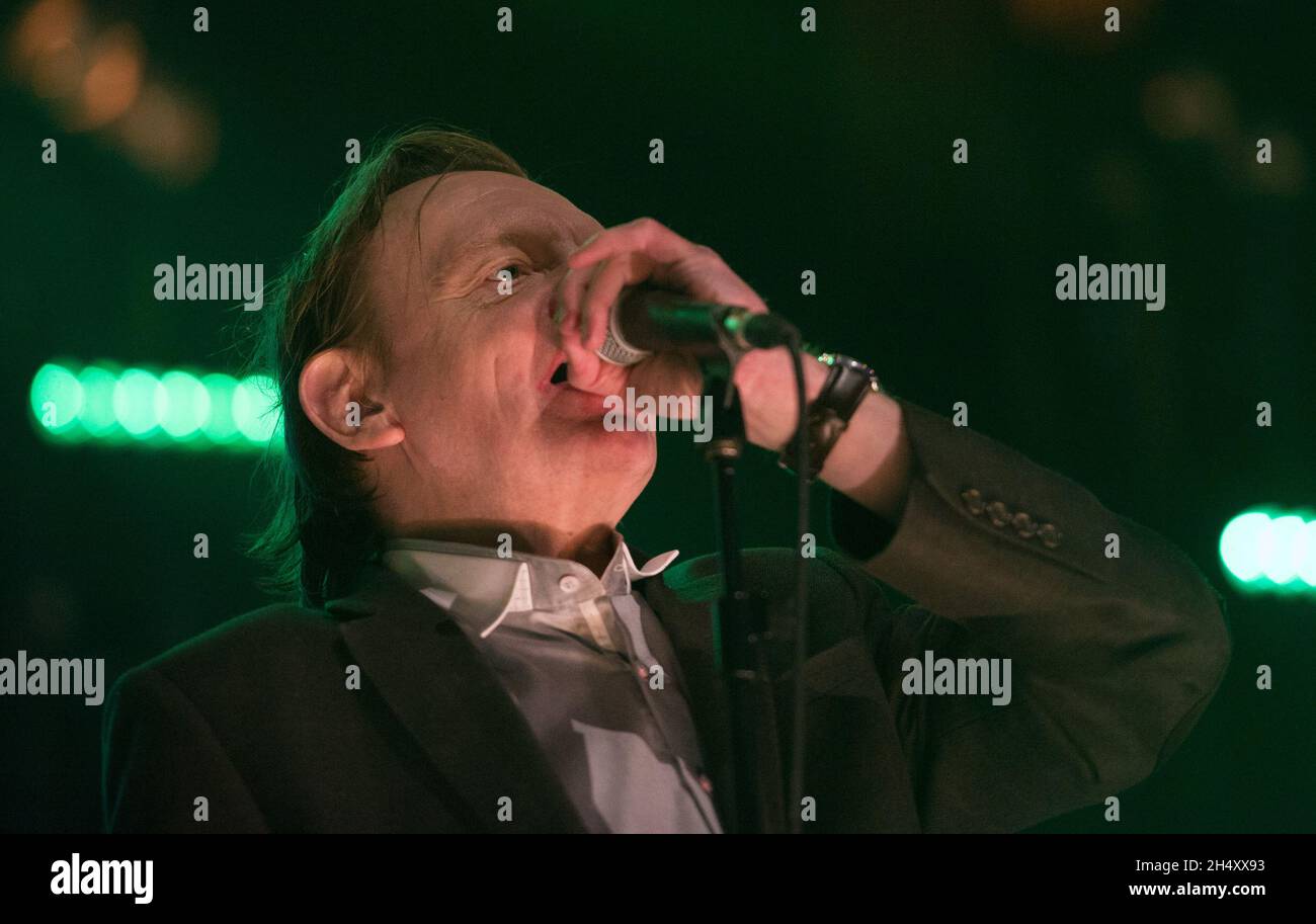 Mark E. Smith of the Fall live on stage il giorno 2 alle 6 Music Festival il 21 febbraio 2015 a Sage Gateshead, Newcastle upon Tyne, Regno Unito Foto Stock