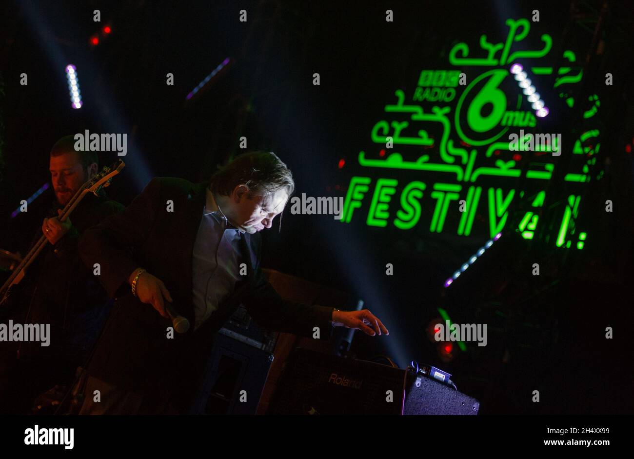 Mark E. Smith of the Fall live on stage il giorno 2 alle 6 Music Festival il 21 febbraio 2015 a Sage Gateshead, Newcastle upon Tyne, Regno Unito Foto Stock