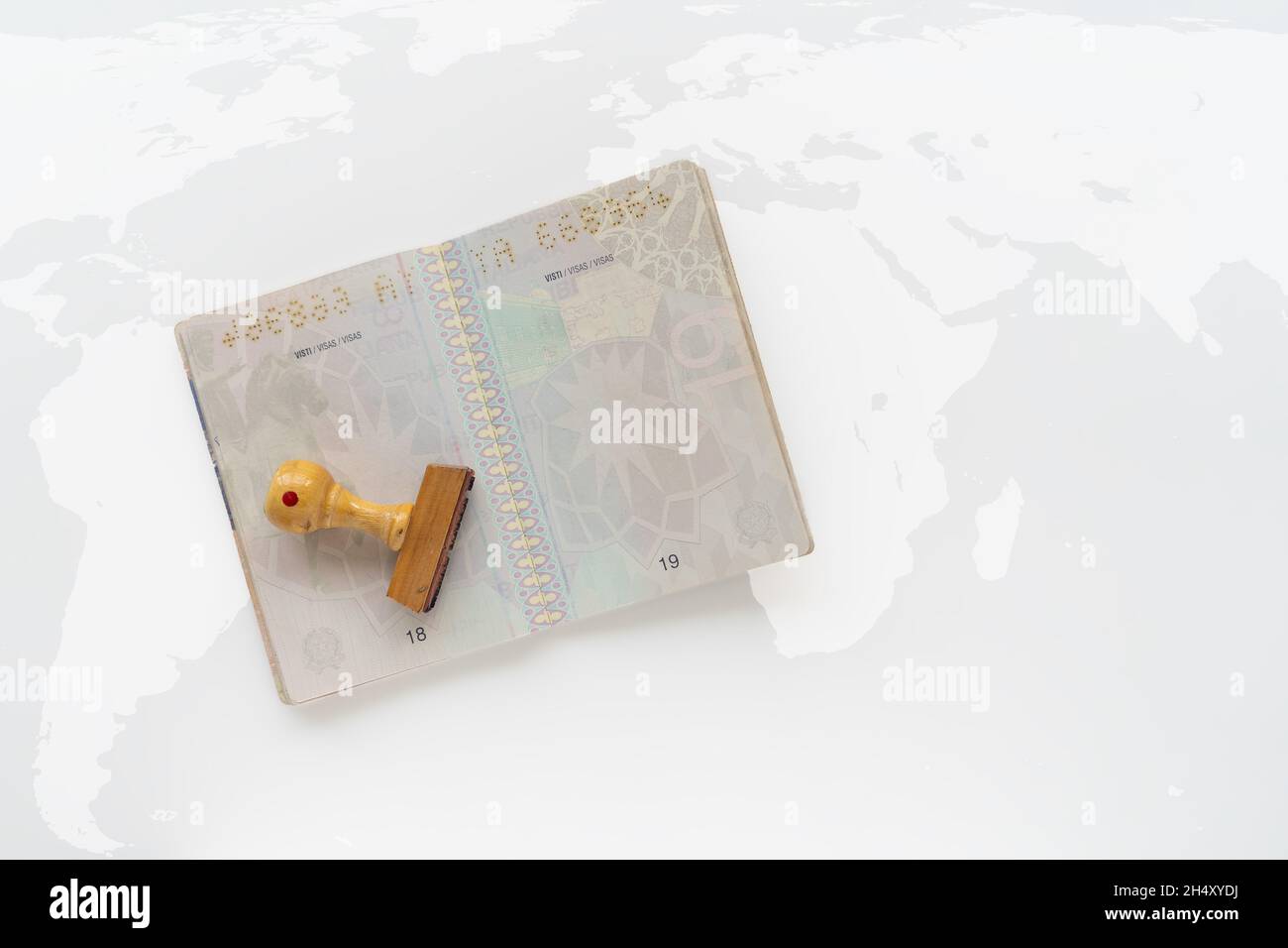 Pagine di passaporto con molti timbri per i visti. Foto Stock