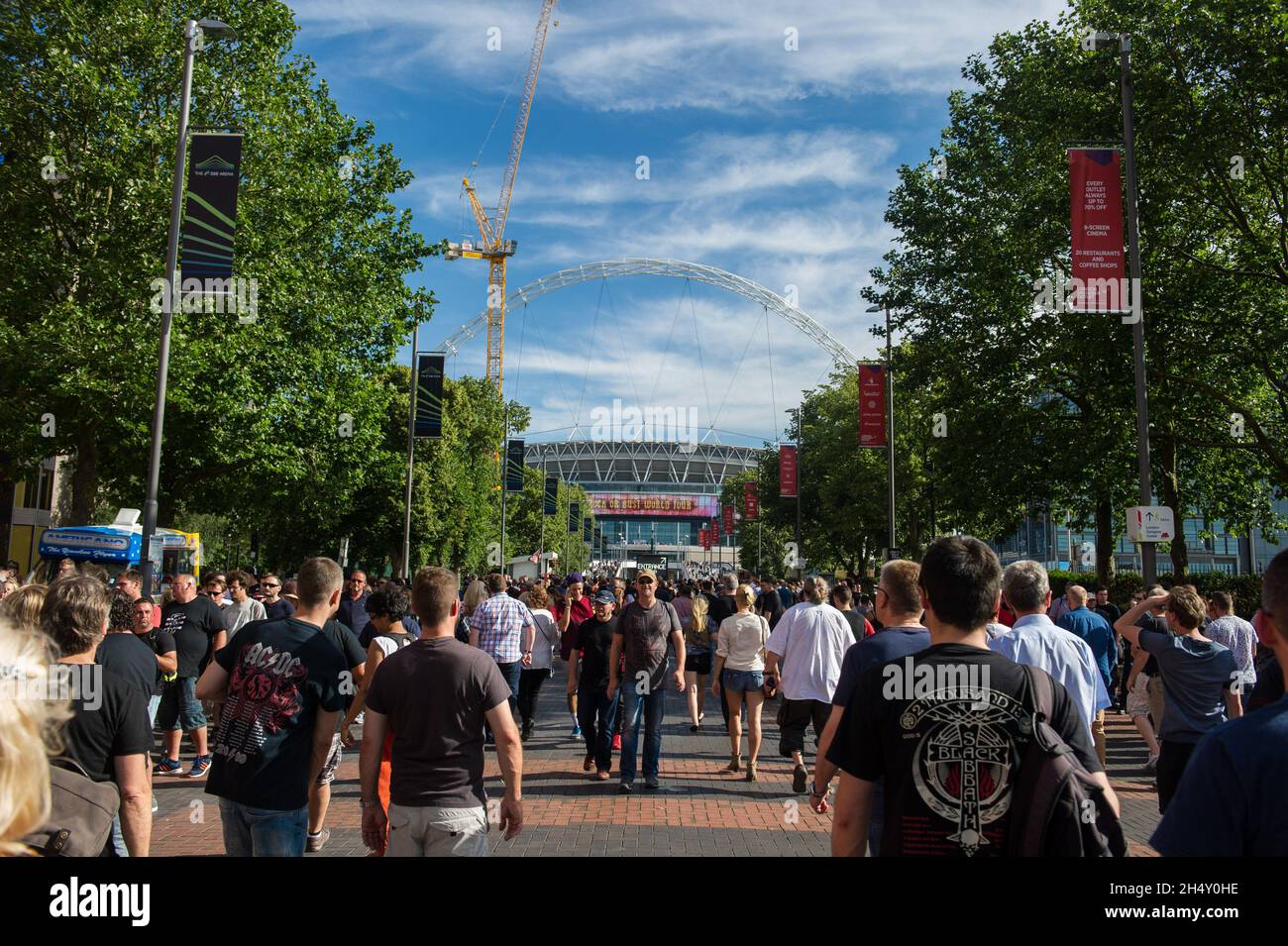 La folla arriverà al concerto AC/DC al Wembley Stadium il 04 luglio 2015 a Londra, Regno Unito Foto Stock