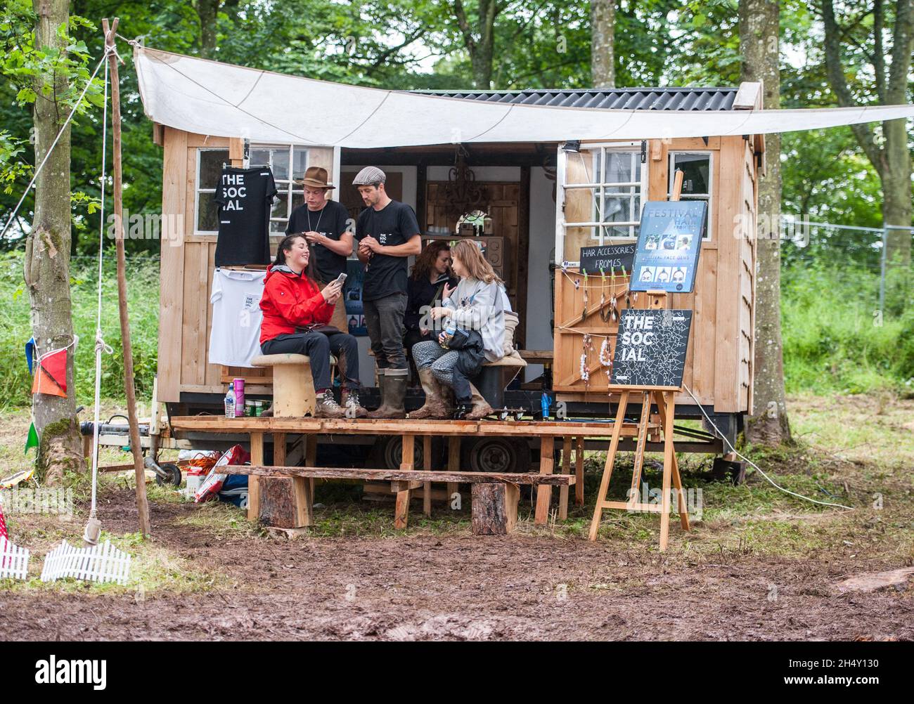 Festival Goers al Kendal Calling Festival al Lowther Deer Park il 08 agosto 2015 a Kendal, Regno Unito Foto Stock