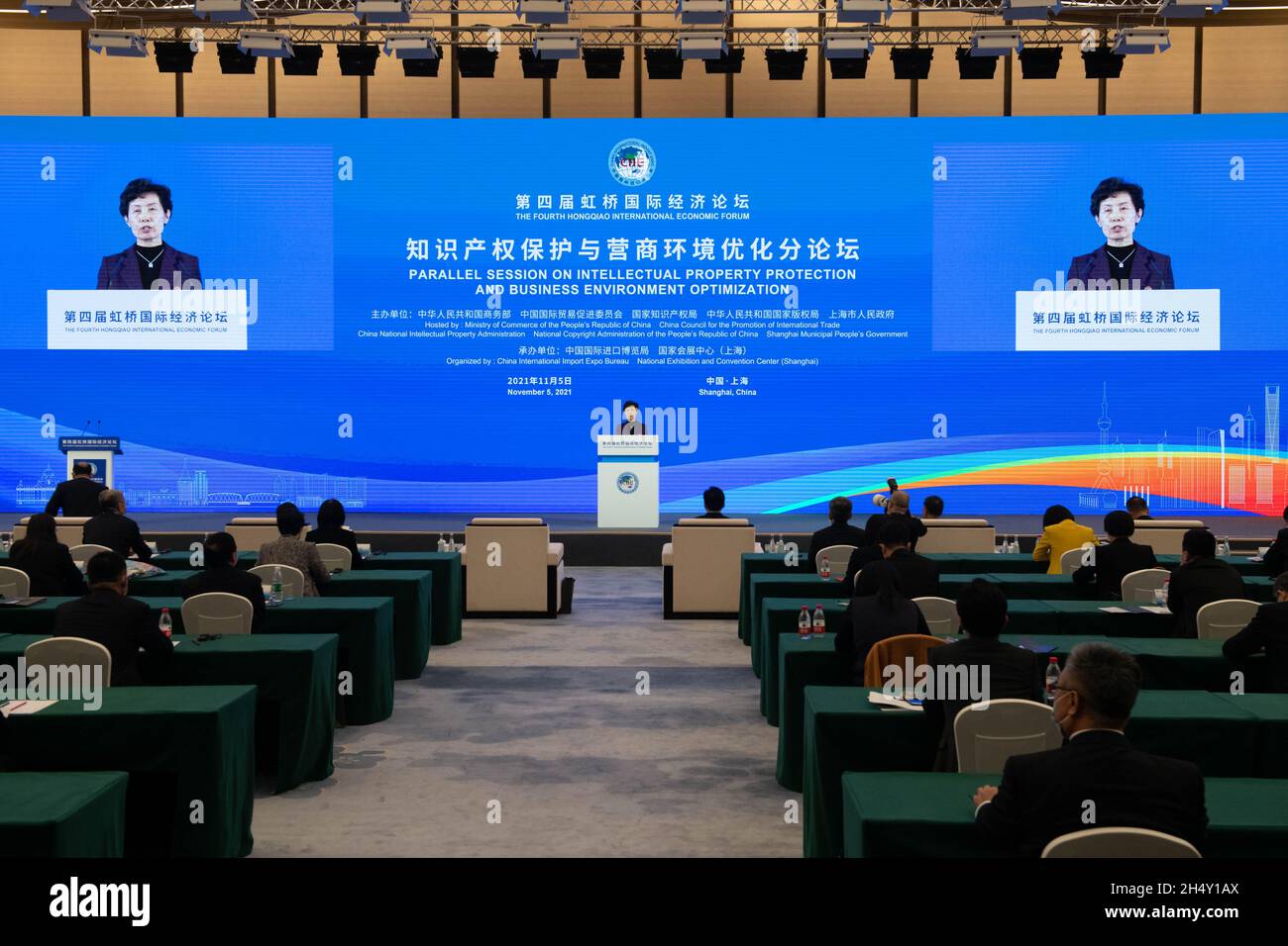 Shanghai, Cina. 5 novembre 2021. La sessione parallela sulla protezione della proprietà intellettuale e l'ottimizzazione dell'ambiente d'affari del quarto Forum economico Internazionale di Hongqiao si svolge a Shanghai, Cina orientale, 5 novembre 2021. Credit: Meng Tao/Xinhua/Alamy Live News Foto Stock