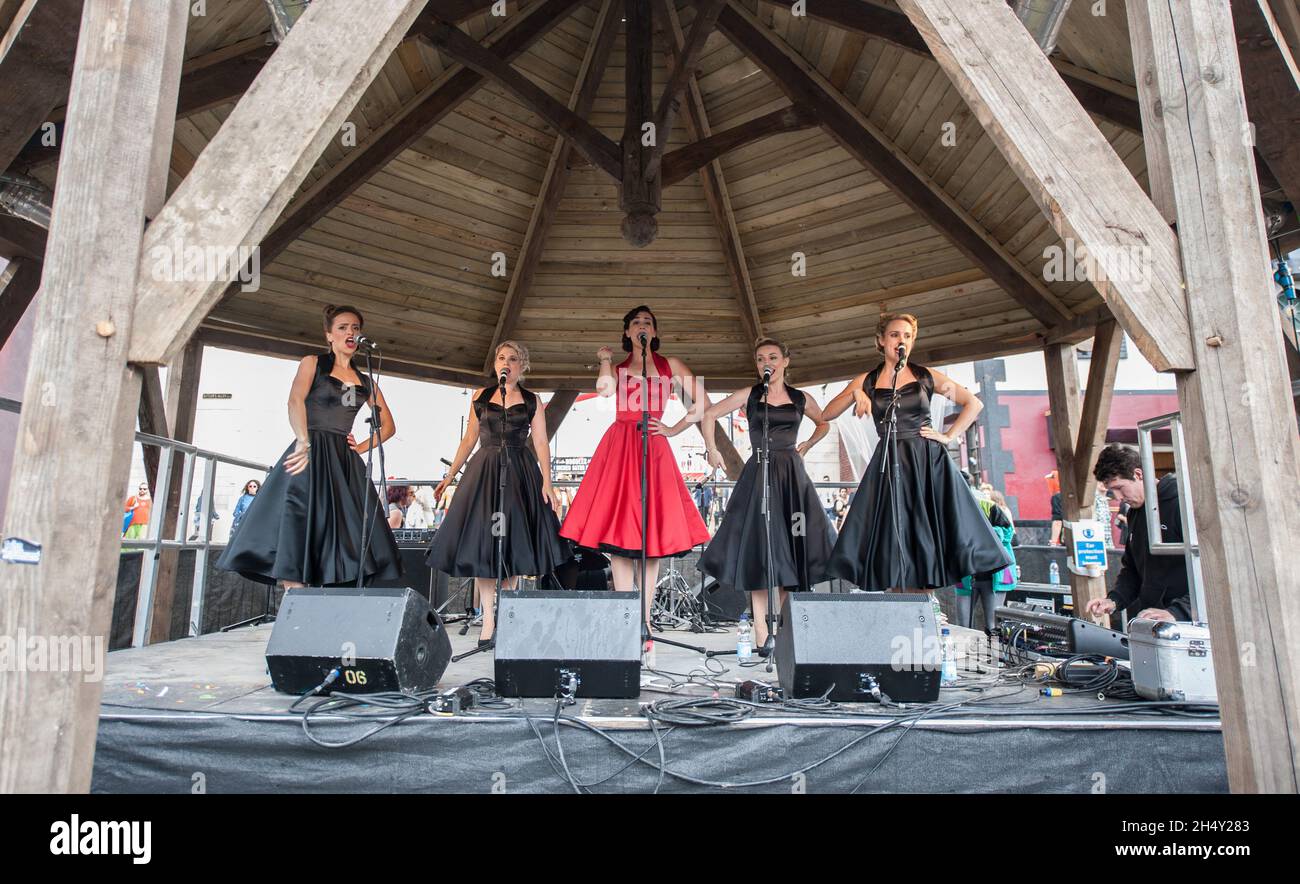 Tutti i gruppi cantanti femminili si esibiscono al festival di Boomtwon il 14-16 agosto presso la Metterley Estate in Hampshire, Regno Unito Foto Stock