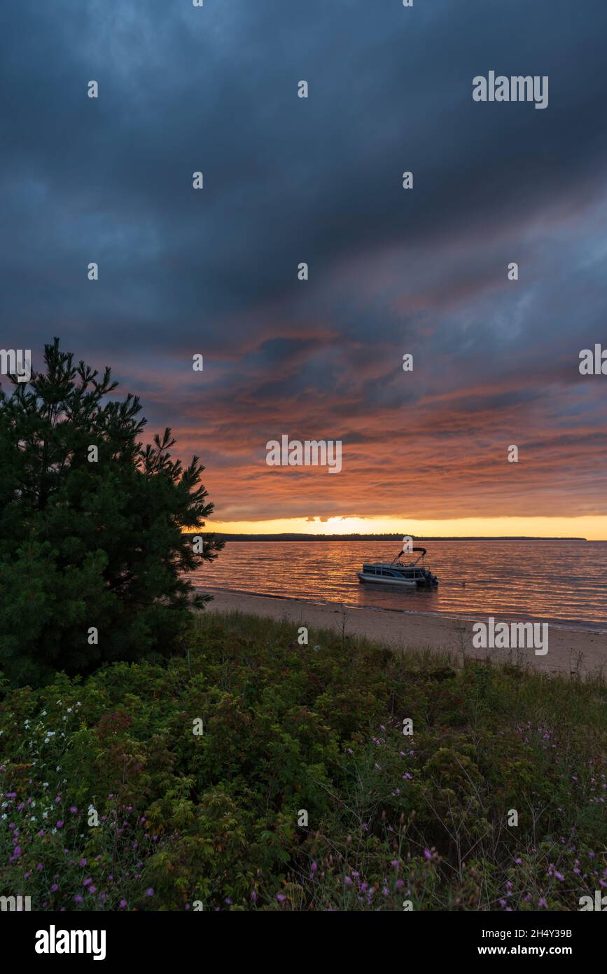 Munising Michigan, USA - 11 agosto 2021: Pontone barca ancorata vicino a una spiaggia Foto Stock
