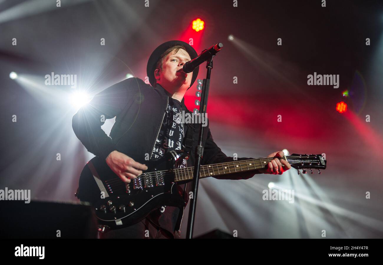 Patrick Stump of Fall out Boy si esibisce dal vivo sul palco alla Barclaycard Arena il 06 2015 ottobre a Birmingham, Regno Unito Foto Stock