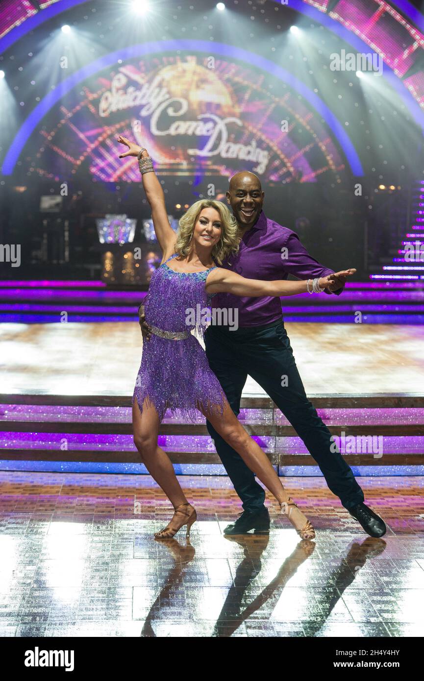 Ainsley Harriott e Natalie Lowe in posa durante rigorosamente come Dancing Live Tour Fotocall presso la Barclaycard Arena prima della notte di apertura Giovedi 21 Gennaio a Birmingham, Regno Unito Foto Stock