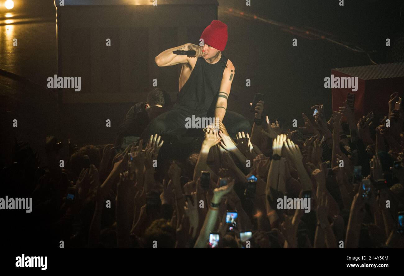 Tyler Joseph di Twenty One Pilots si esibisce dal vivo sul palco alla O2 Academy il 23 2016 febbraio a Birmingham, Regno Unito Foto Stock