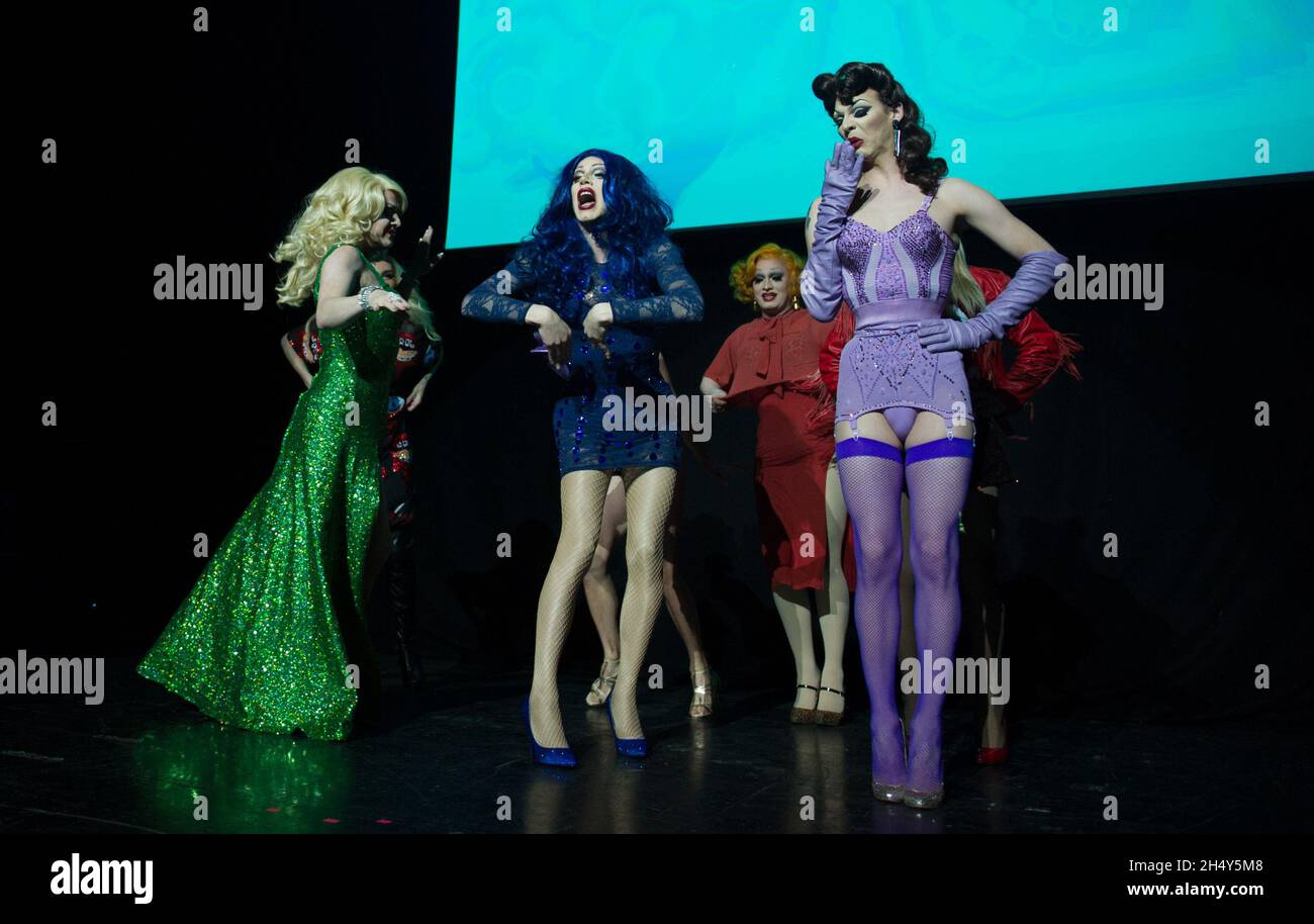 Sharon Needles, Adore Delano, Pandora Boxx, Katya, Courtney Act e Violet Chachki si esibiscono dal vivo durante la gara di trascinamento di RuPaul all'Istituto il 27 2016 marzo a Birmingham, Regno Unito. Foto Stock