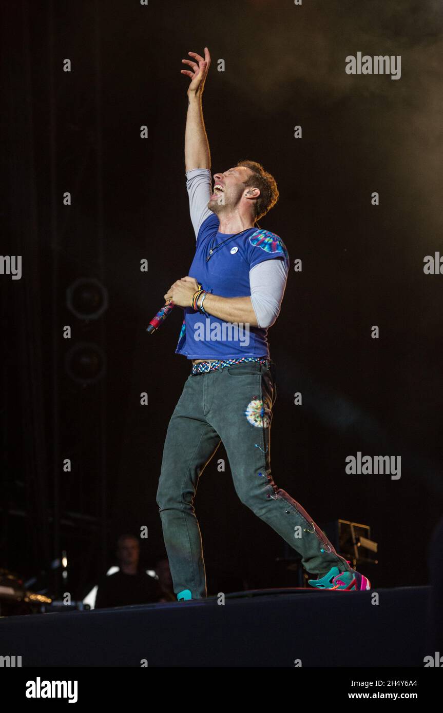 Chris Martin di Coldplay ha suonato dal vivo sul palco il giorno 2 del Big Weekend di radio 1 al castello di Powderham il 29 2016 maggio a Exeter, Regno Unito. Foto Stock