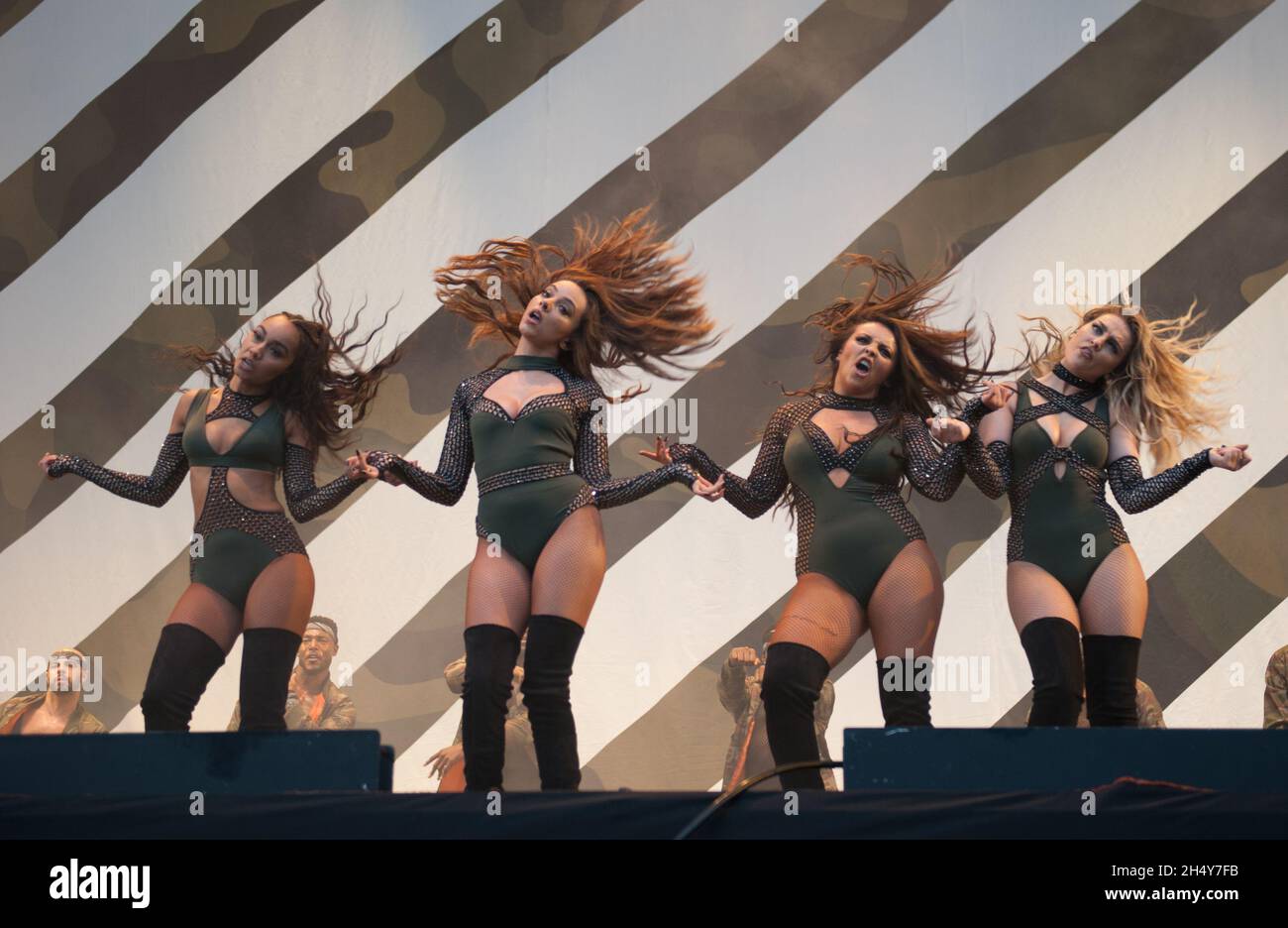 Perrie Edwards, Jesy Nelson, Leigh-Anne Pinnock, Jade Thirlwall di Little Mix che si esibisce dal vivo al V Festival 2016 al Weston Park, Regno Unito. Data foto: Sabato 20 agosto 2016. Photo credit: Katja Ogrin/ EMPICS Entertainment. Foto Stock