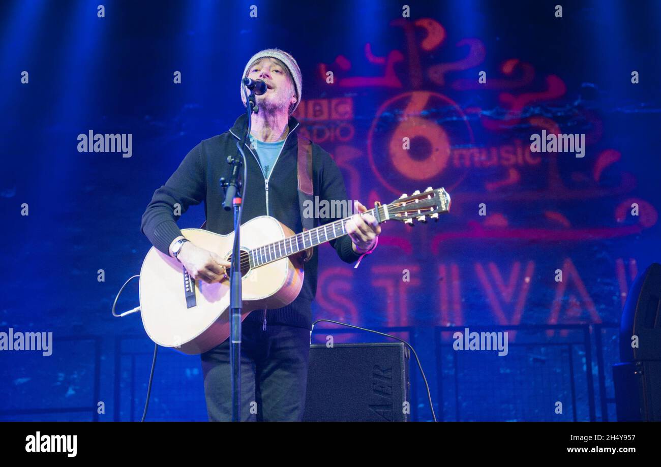 King creosote si esibisce dal vivo sul palco durante il 6Music Festival al Tramway di Glasgow, Regno Unito. Data foto: Domenica 26 marzo, 2017. Photo credit: Katja Ogrin/ EMPICS Entertainment. Foto Stock