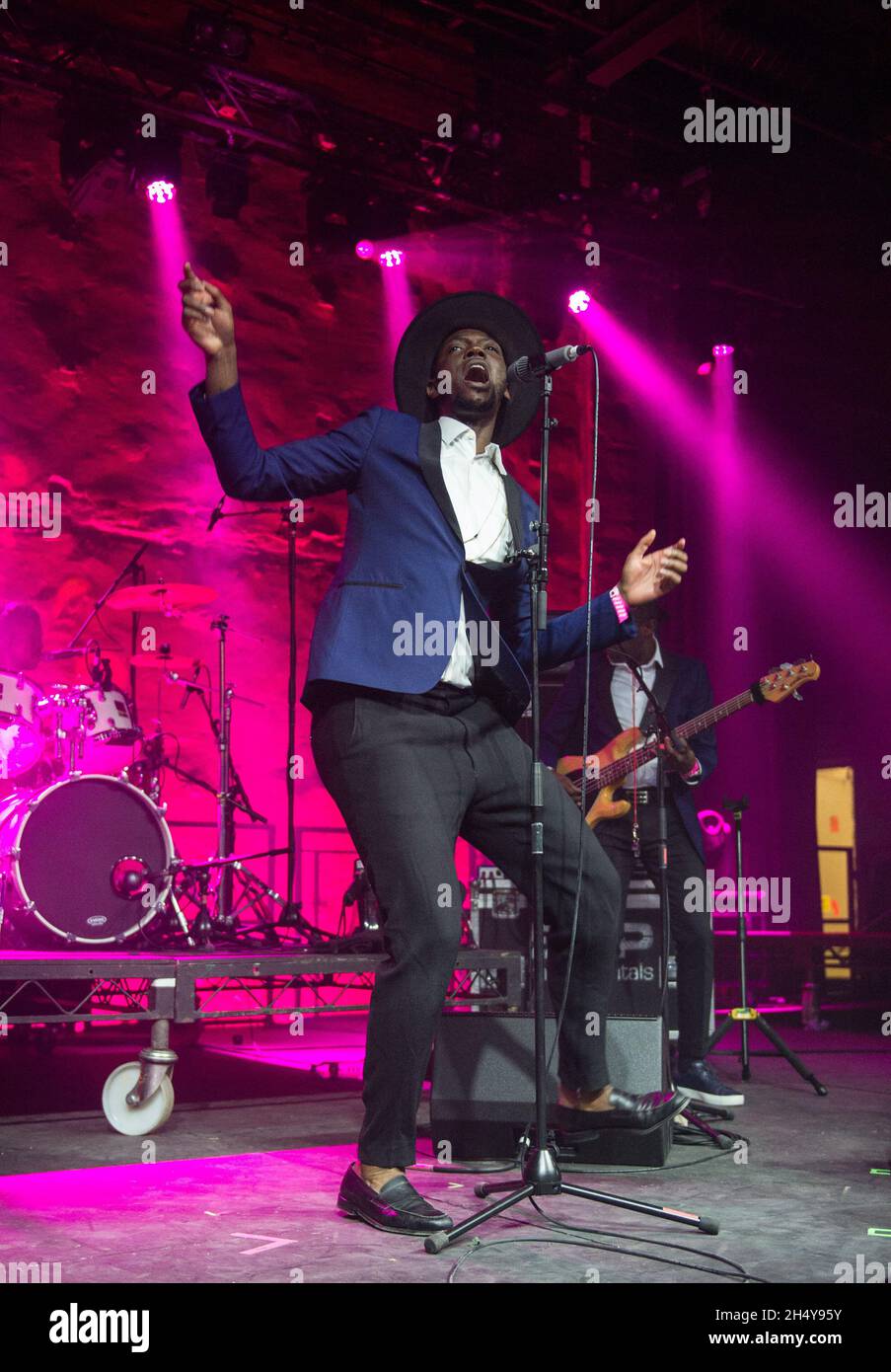 Baloji si esibisce dal vivo sul palco durante il 6Music Festival al Tramway di Glasgow, Regno Unito. Data foto: Domenica 26 marzo, 2017. Photo credit: Katja Ogrin/ EMPICS Entertainment. Foto Stock