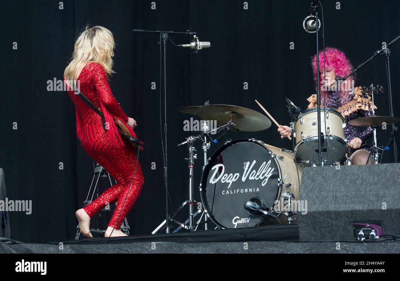 Lindsey Troy e Julie Edwards della DEAP Valley si esibiscono dal vivo durante il Leeds Festival 2017 al Bramham Park, Yorkshire, Regno Unito. Data foto: Sabato 26 agosto, 2017. Photo credit: Katja Ogrin/ EMPICS Entertainment. Foto Stock