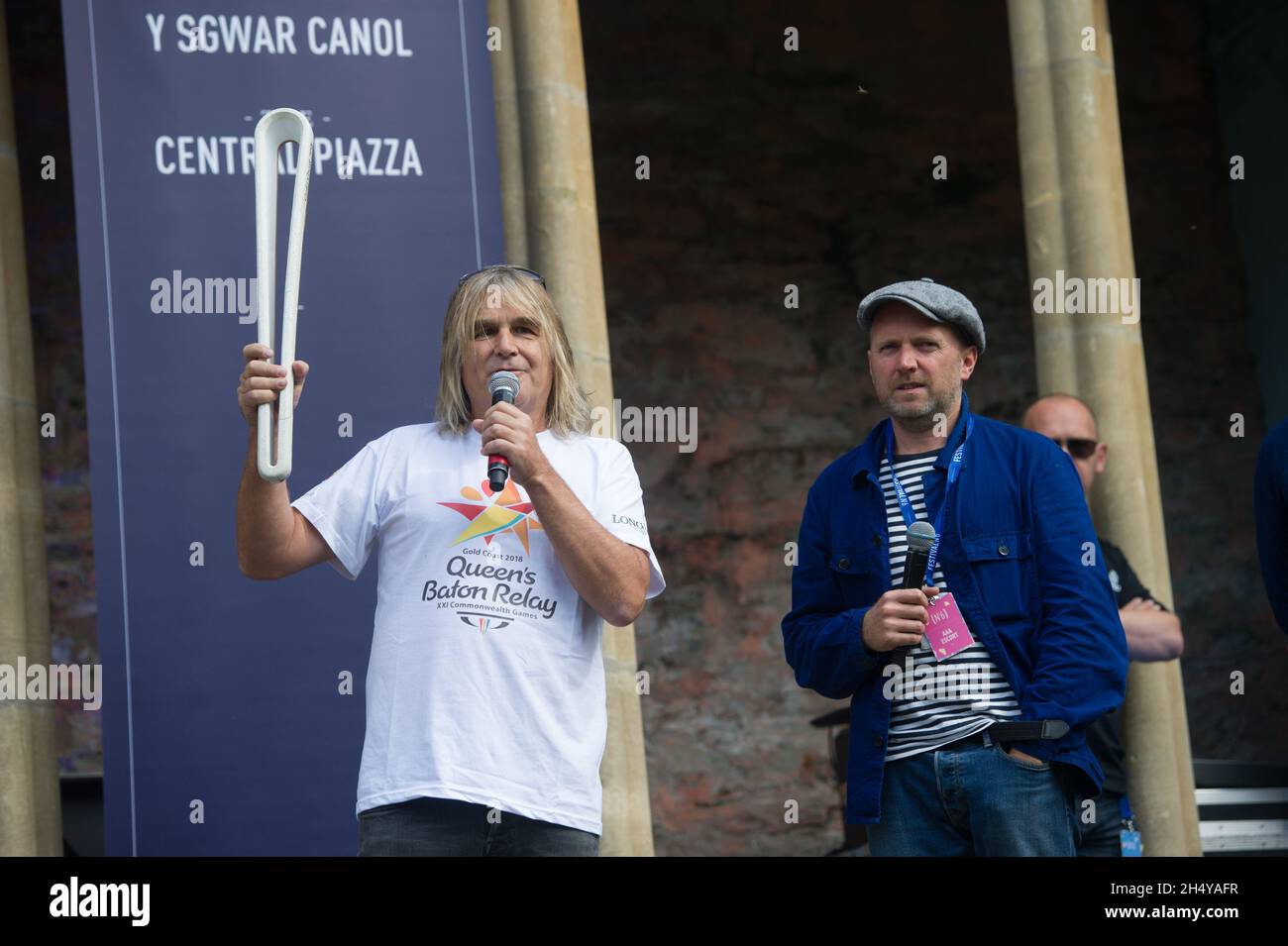 Mike Peters della band gallese The Alarm Leading Commonewealth Baton Parade il giorno 1 del Festival n° 6 2017 a Portmeirion, Galles, Regno Unito. Data foto: Venerdì 8 settembre 2017. Photo credit: Katja Ogrin/ EMPICS Entertainment. Foto Stock