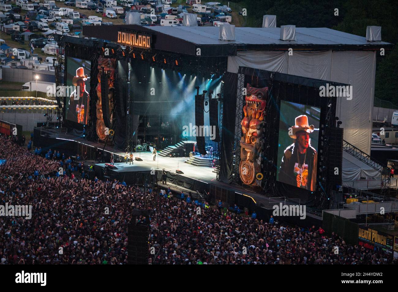 Vista generale dell'arena e del palcoscenico principale con la folla che guarda i Guns N' Roses esibirsi dal vivo sul palco il giorno 2 del Download Festival al Donington Park il 09 giugno 2018 a Castle Donington, Inghilterra. Data foto: Sabato 09 giugno, 2018. Photo credit: Katja Ogrin/ EMPICS Entertainment. Foto Stock