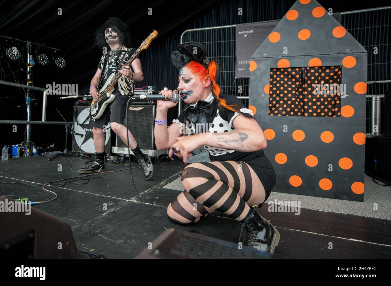 Vicious Precious Bardon e Harry Sutherland of Pretty Addicted si esibiscono dal vivo il giorno due del festival amplificato a Quarrydown il 07 luglio 2018 a Gloucestershire, Inghilterra. Data foto: Sabato 07 luglio, 2018. Photo credit: Katja Ogrin/ EMPICS Entertainment. Foto Stock