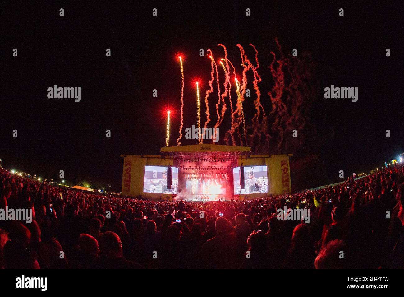 Pete Wentz, Patrick Stump, Andy Hurley e Joe Trohman di Fall out Boy si esibiscono sul palco il giorno 2 del Leeds Festival nel Bramham Park di Leeds, Regno Unito. Data foto: Sabato 25 agosto 2018. Photo credit: Katja Ogrin/ EMPICS Entertainment. Foto Stock