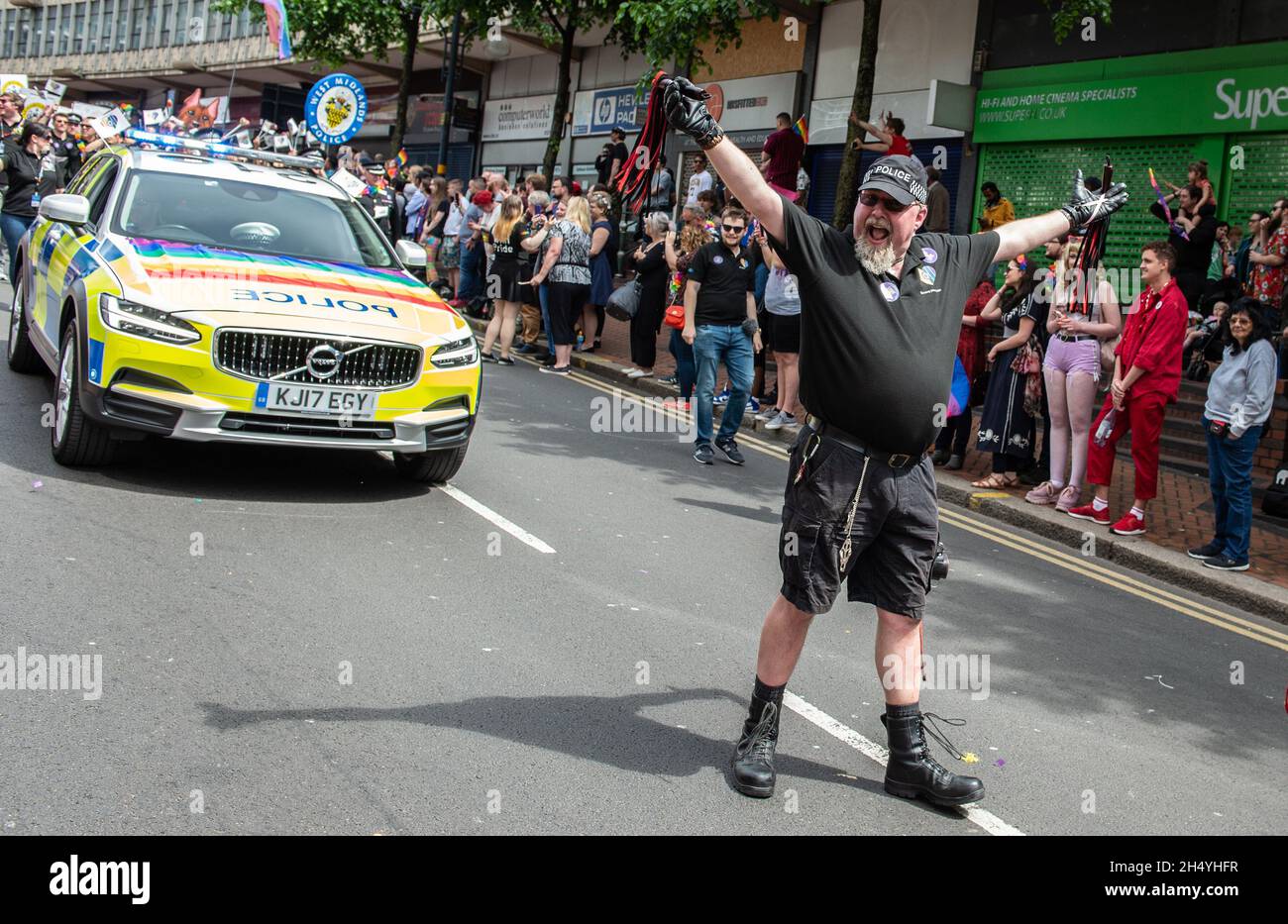 I membri della polizia delle West Midlands prendono parte alla sfilata che inizia Birmingham Pride, il più grande festival di 2 giorni LGBTQ+ del Regno Unito, il 25 maggio 2019 a Birmingham, Inghilterra. Data foto: Sabato 25 maggio, 2019. Photo credit: Katja Ogrin/ EMPICS Entertainment. Foto Stock