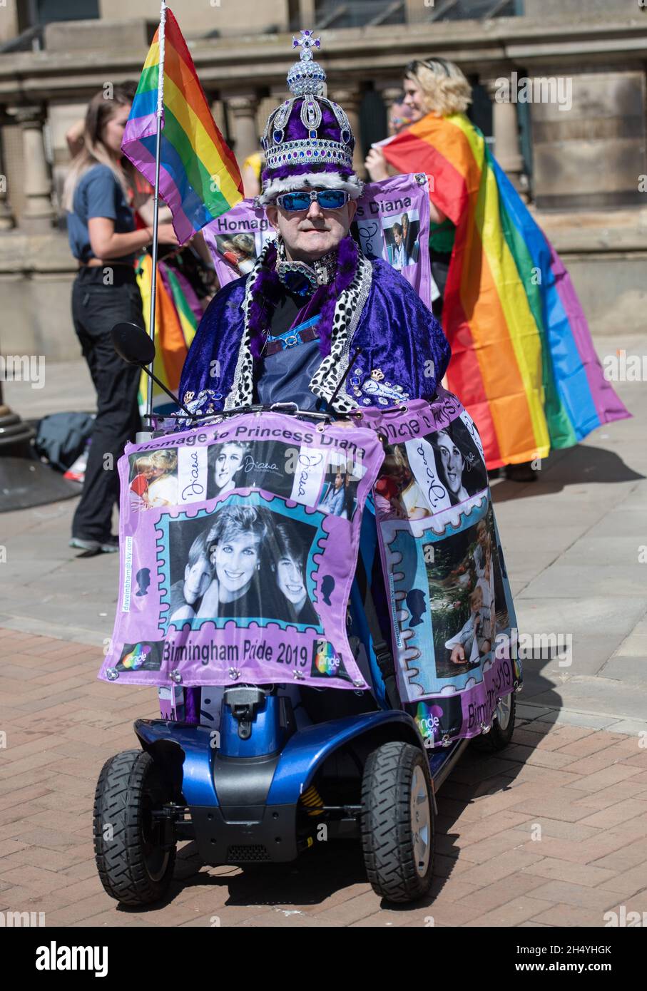 I festeggiatori si riuniscono a Victoria Square per l'inizio della sfilata che inizia Birmingham Pride, il più grande festival di 2 giorni LGBTQ+ del Regno Unito, il 25 maggio 2019 a Birmingham, Inghilterra. Data foto: Sabato 25 maggio, 2019. Photo credit: Katja Ogrin/ EMPICS Entertainment. Foto Stock