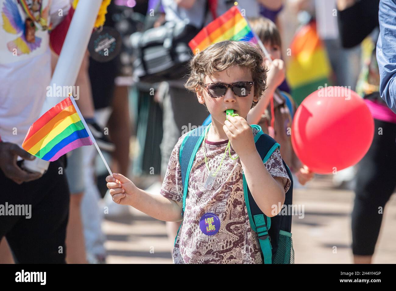 I festeggiatori si riuniscono a Victoria Square per l'inizio della sfilata che inizia Birmingham Pride, il più grande festival di 2 giorni LGBTQ+ del Regno Unito, il 25 maggio 2019 a Birmingham, Inghilterra. Data foto: Sabato 25 maggio, 2019. Photo credit: Katja Ogrin/ EMPICS Entertainment. Foto Stock