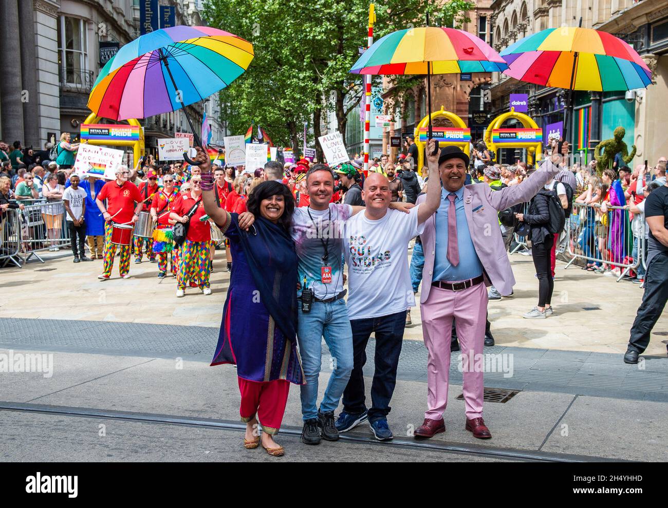 Andrew Moffat, assistente capo insegnante presso la Parkfield Community School e pioniere del programma inclusivo No Outsiders, si è arrangiato con gli attivisti musulmani LGBT+ Saima Razzaq e Khakan Qureshi e il direttore del Birmingham Pride Lawrence Barton durante la sfilata che dà il via a Birmingham Pride, Il più grande festival di 2 giorni LGBTQ+ del Regno Unito, il 25 maggio 2019 a Birmingham, Inghilterra. Data foto: Sabato 25 maggio, 2019. Photo credit: Katja Ogrin/ EMPICS Entertainment. Foto Stock