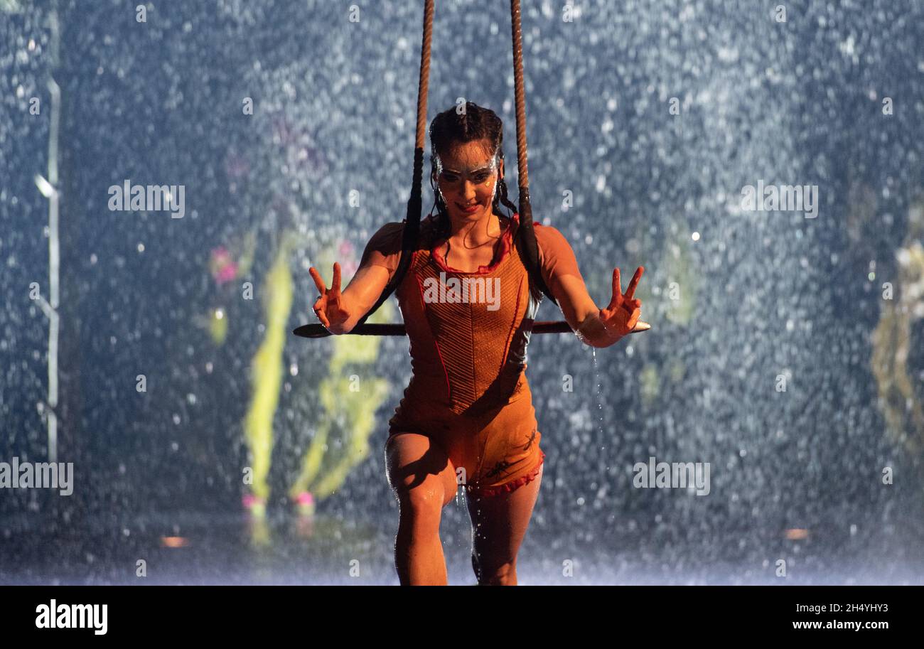 I membri del cast del Cirque du Soleil suonano sul palco durante la 'LUZIA' alla Royal Albert Hall il 11 gennaio 2020 a Londra, Inghilterra. Data foto: Sabato 11 gennaio, 2020. Photo credit: Katja Ogrin/ EMPICS Entertainment. Foto Stock